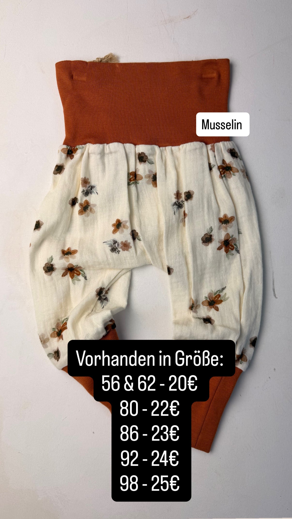 SK: MW Hummeln, Cord Rosa, Musselin Blumen + Streifen, Gr. 86